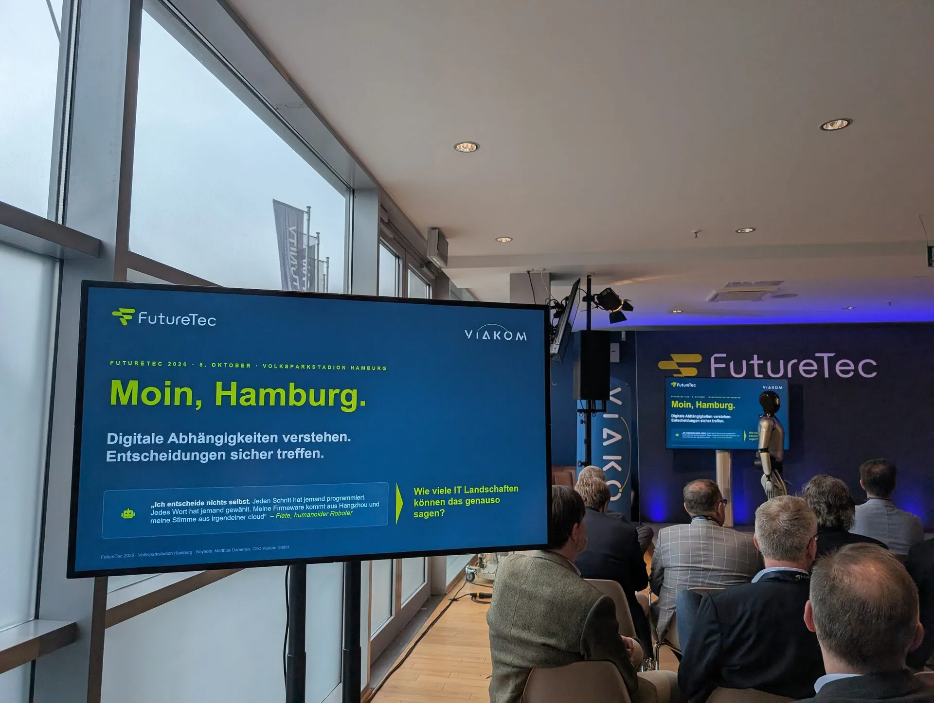 Begrüßung zur FutureTec 2026 im Volksparkstadion Hamburg, auf der Bühne ein humanoider Roboter