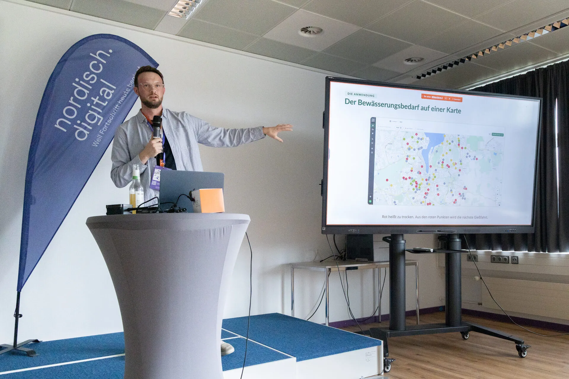 Cedrik Hoffmann erklärt beim TechSnack, wie Green Ecolution den Bewässerungsbedarf auf einer Karte zeigt
